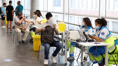 Varias personas reciben la vacuna contra la covid en el punto de vacunación masivo instalado en el Wizink Center de Madrid, el pasado agosto.