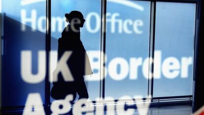 Control de fronteras en el aeropuerto de Edimburgo (Reino Unido) el pasado febrero