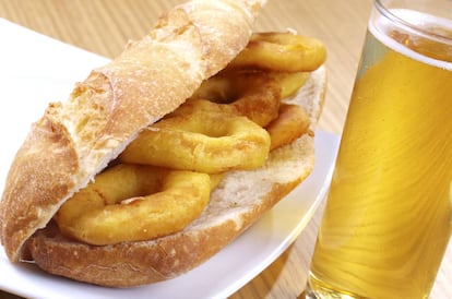 Probablemente el bocata de calamares sea el único bocadillo del mundo que tiene su día Mundial, el 14 de abril.