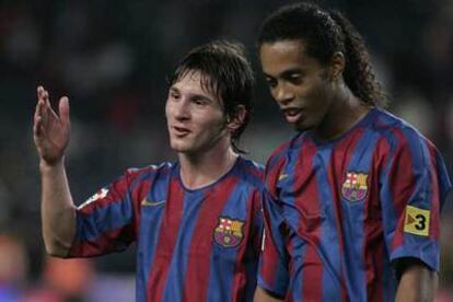 Messi y Ronaldinho charlan durante el partido del sábado.