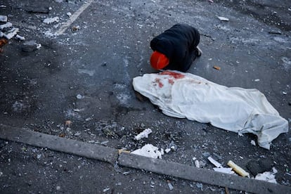 Un hombre llora junto al cuerpo de su madre tras el bombardeo a un edificio residencial, este jueves en Kiev. Cientos de miles de civiles ucranios siguen atrapados en ciudades sometidas al hostigamiento de las tropas rusas.