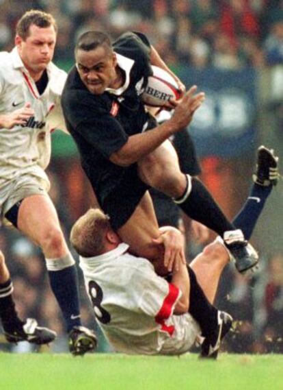 Jonah Lomu atraviesa la defensa de Inglaterra en un partido en Old Trafford en 1997