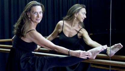 La escritora Nuria Amat, amante del ballet, en la escuela de danza de Coco Comin en Barcelona.