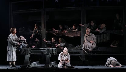 Un instante de la ópera 'La pasajera', estrenada en el Teatro Real.