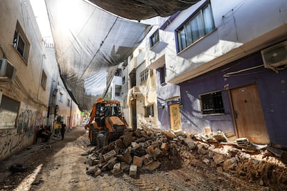 Una excavadora retira escombros en una calle de Yenín, Cisjordania