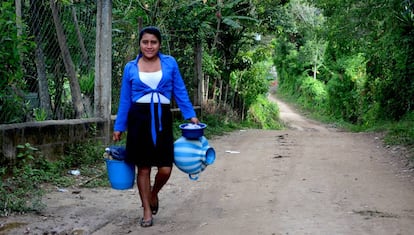 Una joven transporta ropa después de lavarla en un arroyo cercano a su casa en Chispán Jaral, una aldea de San Juan de Ermina, en Chiquimula (Guatemala).