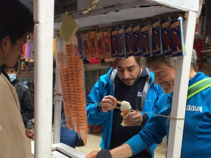 Jordi Roca (izquierda) y Carlos Soria, en un puesto callejero de helados en Katmand&uacute;.