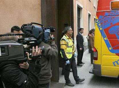 Efectivos del Samur trasladan al dirigente deportivo desde la Real Casa de Correos.