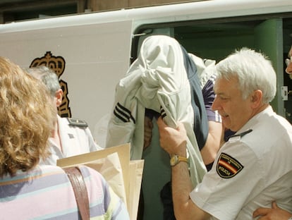 El exmilitar Alfredo Galán, quien se confesó autor de los seis asesinatos atribuidos al Asesino de la baraja, a su llegada a los Juzgados de Puertollano en julio de 2003.