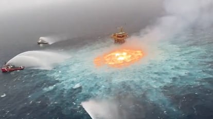 Pemex registra incendio submarino en Campeche