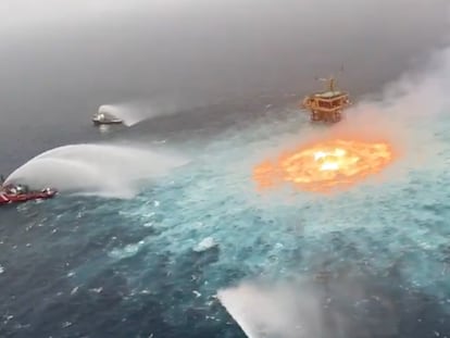 En el lugar de la eexplosión se encuentran barcos cisterna para evitar que el fuego se salga de control.