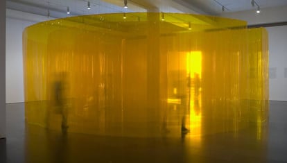 La instalación 'Laberinto' de la artista catalana Àngels Ribé en la muestra ‘En caída libre’.