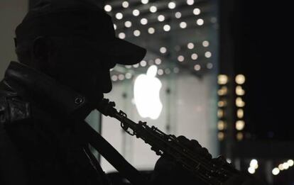 Un hombre toca el clarinete delante de la Upper West Side Store de Apple, en Nueva York