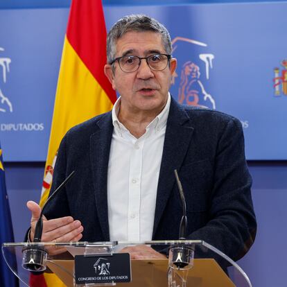 MADRID, 09/12/2022.- El portavoz en el Congreso del PSOE, Patxi López, da una rueda de prensa en el Congreso de los Diputados, este viernes. EFE/ Chema Moya
