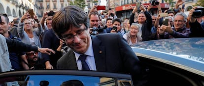 Carles Puigdemont entra en su coche después de dar un paseo por Girona, el 28 de octubre de 2017.