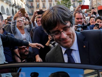 Carles Puigdemont entra en su coche después de dar un paseo el pasado sábado.