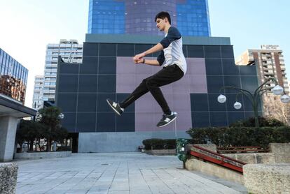 Mario García, actor que dobla a Spider-Man, practicando parkour.
 