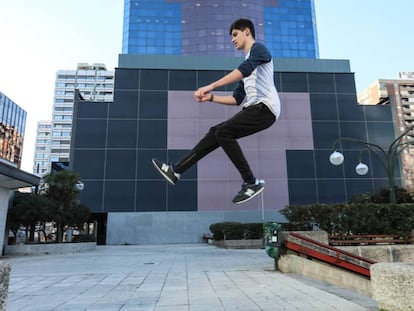 Mario García, actor que dobla a Spider-Man, practicando parkour.
 