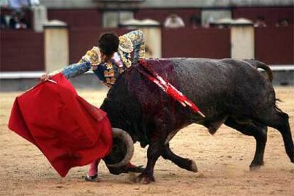 López Chaves, en el sexto toro de la tarde en Las Ventas.