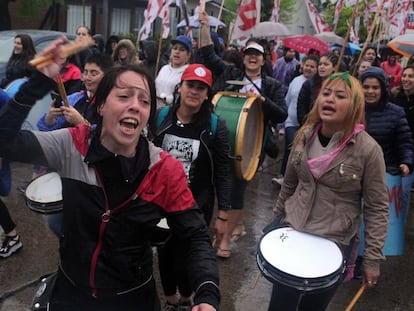 Macha feminista en la ciudad argentina de La Plata, donde el mal tiempo obligó a suspender el acto de apertura del 34 Encuentro Nacional de Mujeres