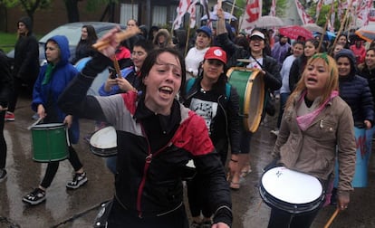 Macha feminista en la ciudad argentina de La Plata, donde el mal tiempo obligó a suspender el acto de apertura del 34 Encuentro Nacional de Mujeres