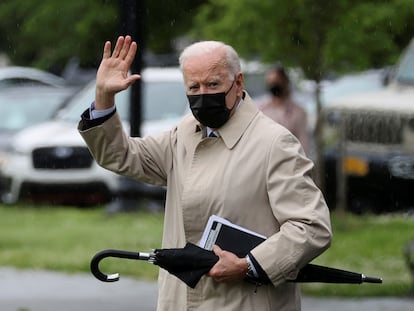 O presidente dos Estados Unidos, Joe Biden, na tarde de sexta-feira nos jardins da Casa Branca antes de ir para Camp David.