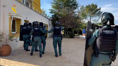 Los agentes de la Guardia Civil que han desarticulado una secta en un chalé localizado en La Pobla de Tornesa (Castellón).