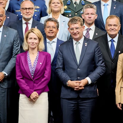 Copenhagen (Denmark), 29/08/2025.- EU High Representative for Foreign Affairs and Security Policy Kaja Kallas (C-L), Denmark's Defense Minister Troels Lund Poulsen (C-R) and European defense ministers pose during the informal EU defense ministers' meeting in Copenhagen, Denmark, 29 August 2025. (Dinamarca, Copenhague) EFE/EPA/THOMAS TRAASDAHL DENMARK OUT