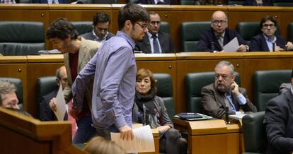 El portavoz de Podemos, Lander Martínez pasa por delante del consejero de Hacienda y Economía, Pedro Azpiazu.