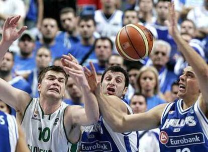 El esloveno Slokar y los griegos Papaloukas y Tsartsaris luchan por el balón.