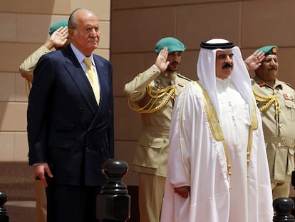 El rey Juan Carlos y el monarca de Baréin, Hamad bin Isa Al-Jalifa, revisan la guardia de honor en el palacio Gudabia en Manama (Baréin) en una visita oficial en 2014. EFE