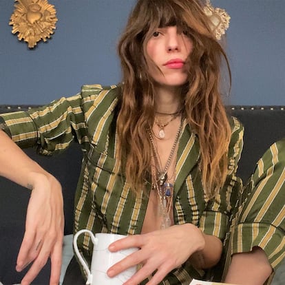 La polifacética francesa Lou Doillon toma el desayuno en pijama frente a sus más de 300.000 seguidores. Eso sí, con infinitas cadenas decorando su cuello y una melena intencionadamente despeinada para simular el efecto 'recién levantada'.