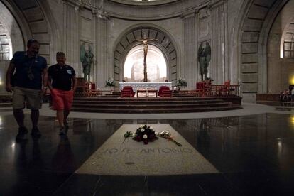 Tumba de José Antonio Primo de Rivera, en la basílica del Valle de Cuelgamuros, en el Escorial (Madrid), en 2018.