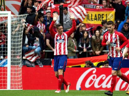 Torres saluda a la afición tras firmar el 3-0 al Levante.