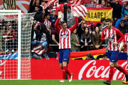 Torres saluda a la afición tras firmar el 3-0 al Levante.