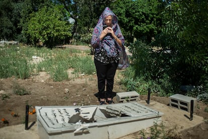 La concejala árabe Maha Naqib, ante lápidas rotas por vándalos judíos en el cementerio musulmán, este viernes en Lod.