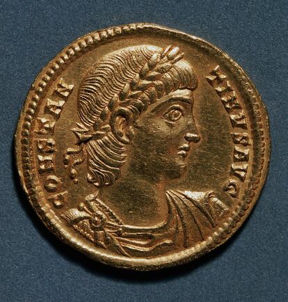 'Solidus' dorado de Constantino (306-337) acuñado en Nicomedia (en la actual Turquía), considerado “el dólar de la Edad Media”. En deliberado contraste con la tosca apariencia de Diocleciano, Constantino aparece como un héroe civilizado de perfil clásico.