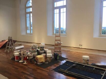 Tarros de pintura en el salón donde se econtraba la instalación en homenaje al expresidente Néstor Kirchner.