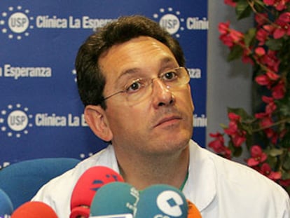 El doctor Mikel Sánchez, durante una conferencia de prensa.
