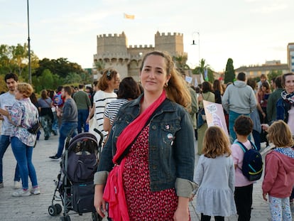 Marta Faus (35 años, Valencia) con las Torres de Serranos al fondo durante la manifestación por el derecho a la vivienda celebrada este sábado en Valencia.