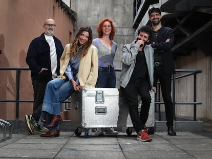 De izquierda a derecha, Javier Cámara, Bárbara Lennie, Nuria Mencía, Pablo Remón y Francesco Carril, este miércoles en el teatro Valle-Inclán de Madrid.