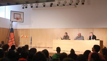'Club de lectura aumentada' ayer en la biblioteca Jaume Fuster, con Nacho Solozábal (izquierda).
