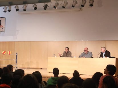 'Club de lectura augmentada', a la biblioteca Jaume Fuster, amb Nacho Solozábal (esquerra).