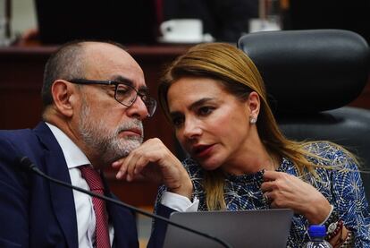 Jaime Rivera y Carla Humphrey conversan durante una sesión del INE, el 9 de noviembre.