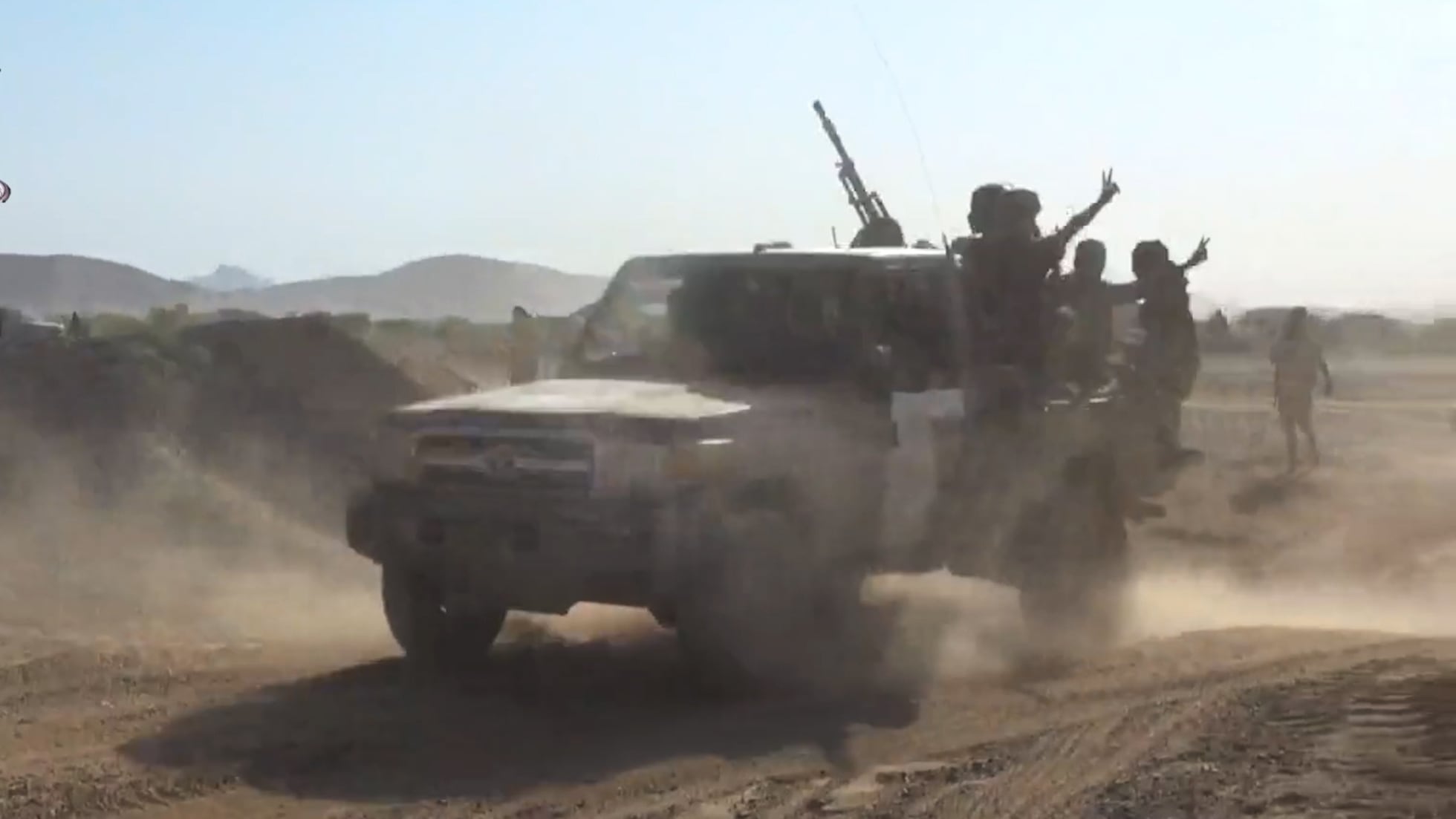 Un vídeo muestra a combatientes del Gobierno de Yemen atropellando a hutíes y pasándoles por encima con un vehículo