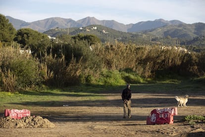 “Es como volver a la casilla de inicio, a tiempos de Jesús Gil [cuando se construyeron 18.000 viviendas fuera de ordenación]. La diferencia es que, si antes se hacían operaciones ilegales, ahora son legales”, destaca un especialista en el urbanismo local, que critica el uso de una ordenación urbana que data de hace más de tres décadas.