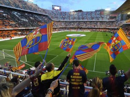 Aficionados en el Mestalla antes del comienzo de la final de Copa.