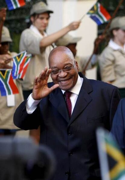 El presidente sudafricano, Jacob Zuma, saluda a su llegada a la Asamblea Nacional surafricana en Ciudad del Cabo