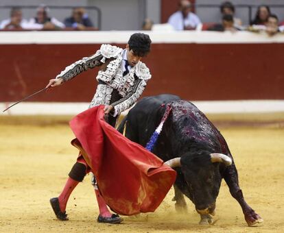 L&oacute;pez Sim&oacute;n durante su actuaci&oacute;n en la jornada que cierra la feria taurina de la Semana Grande.