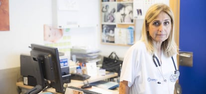 Amparo Rodríguez, en su consulta de pediatría, en un centro de A Coruña.